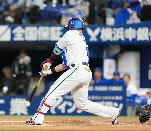 【DeNA】牧秀悟が負傷か？内野安打で全力疾走した際異変…代走送られる