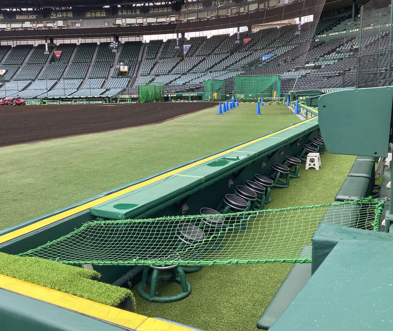 甲子園球場のカメラマン席に設置された、選手の転落防止用ネット（共同）