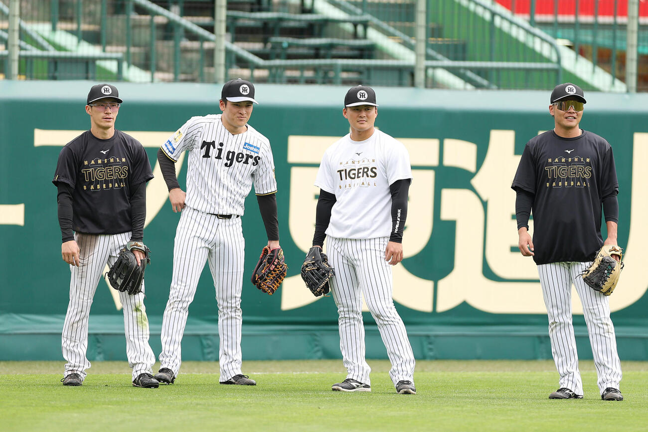 外野でノックを受ける、左から阪神福島圭音、高寺望夢、前川右京、小野寺暖（撮影・前田充）