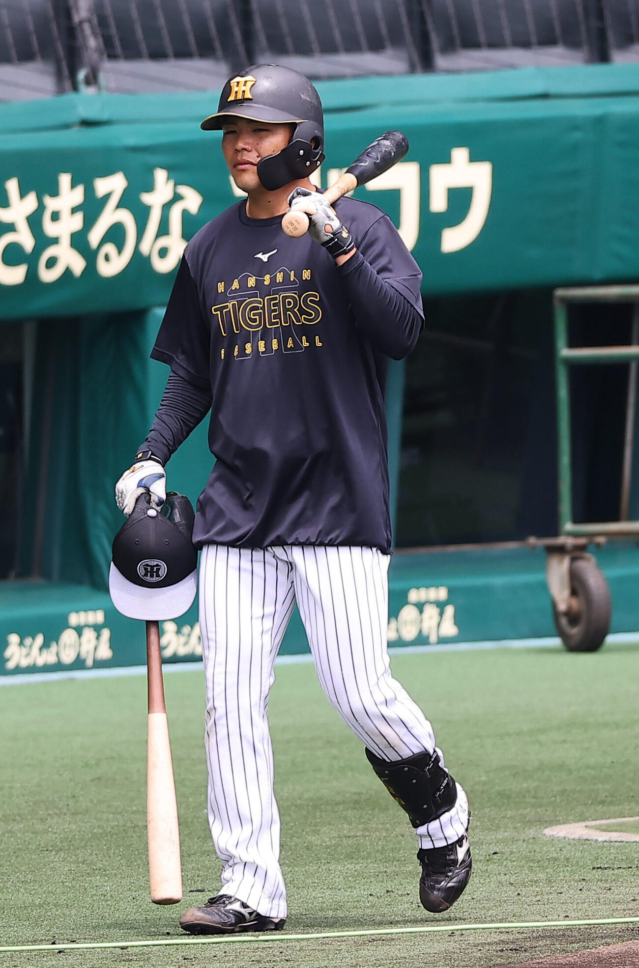 フリー打撃練習を終えベンチに引き揚げる阪神小野寺暖（撮影・上田博志）