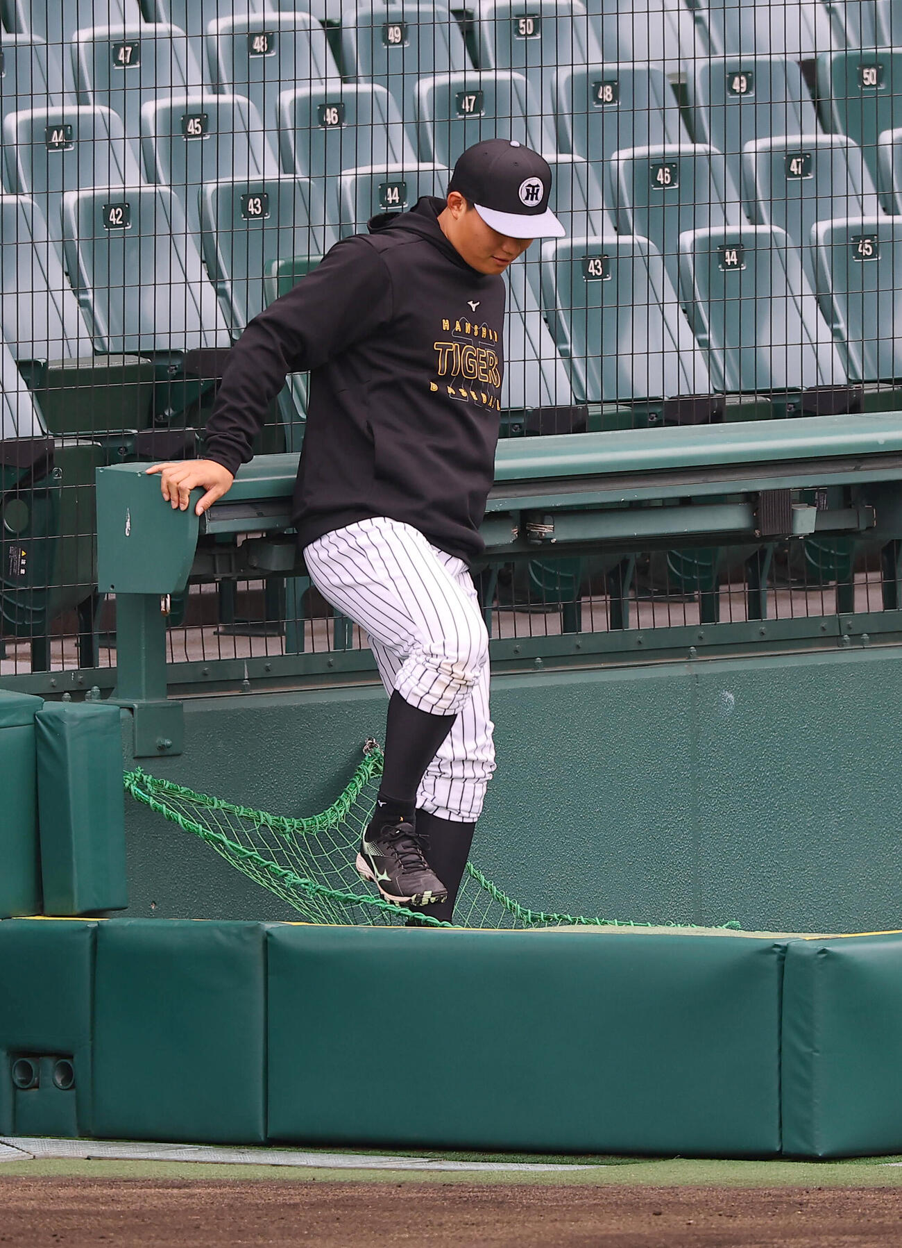 落下防止ネットの上に乗り強度を確認する森下翔太（撮影・上田博志）