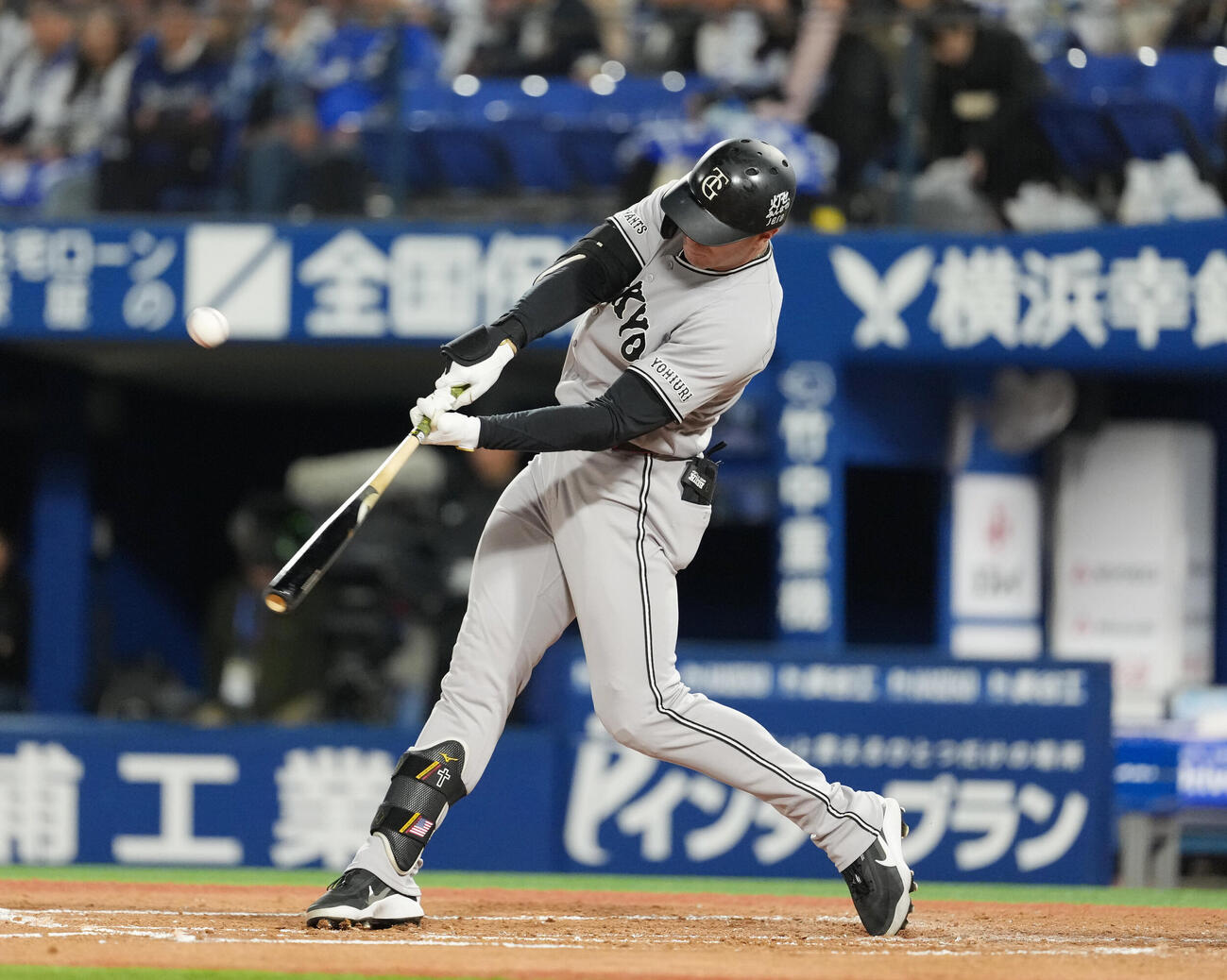 DeNA対巨人　4回表巨人1死、先制ソロ本塁打を放つトレイ・キャベッジ（撮影・増田悦実）