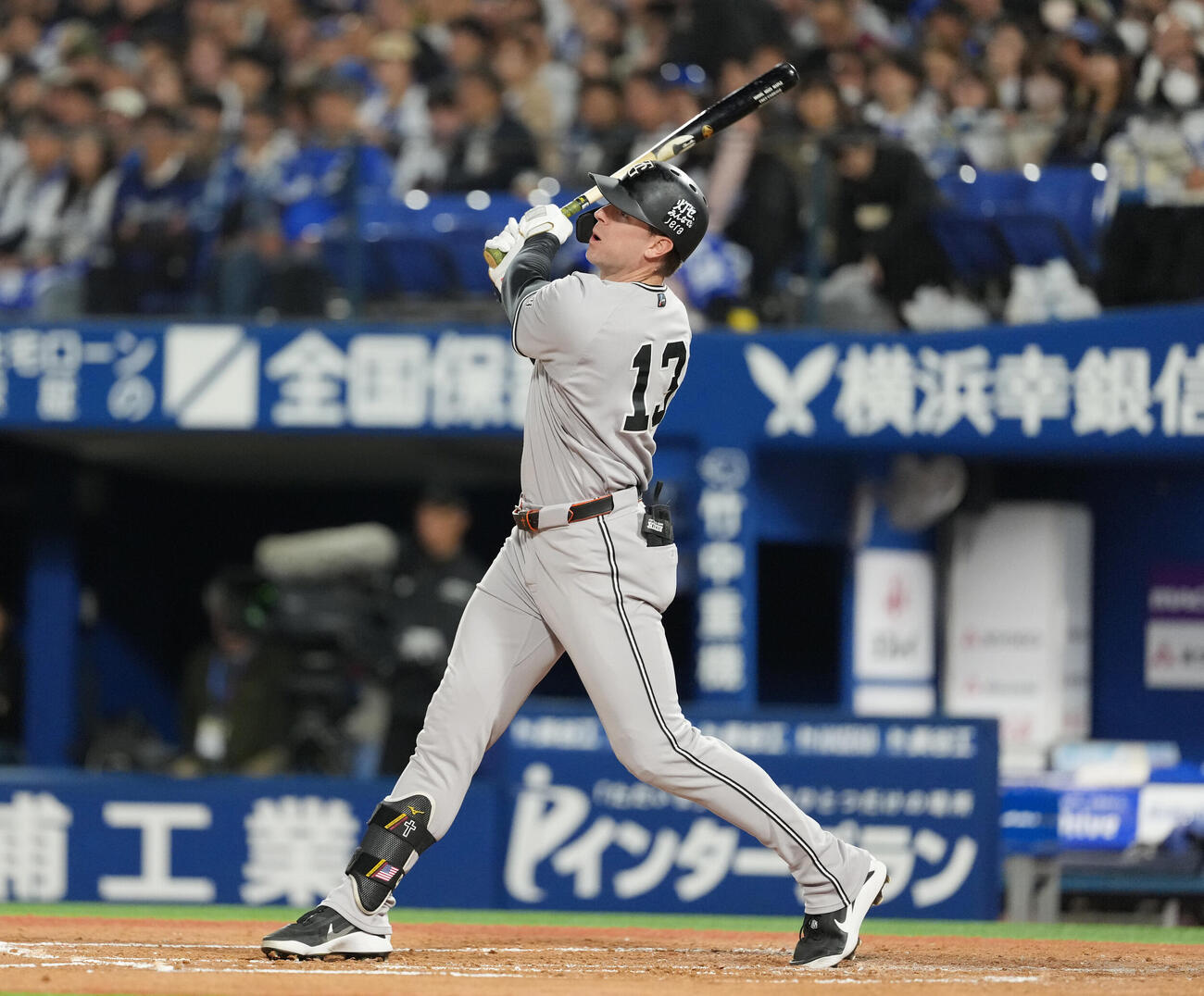 DeNA対巨人　4回表巨人1死、先制ソロ本塁打を放つトレイ・キャベッジ（撮影・増田悦実）