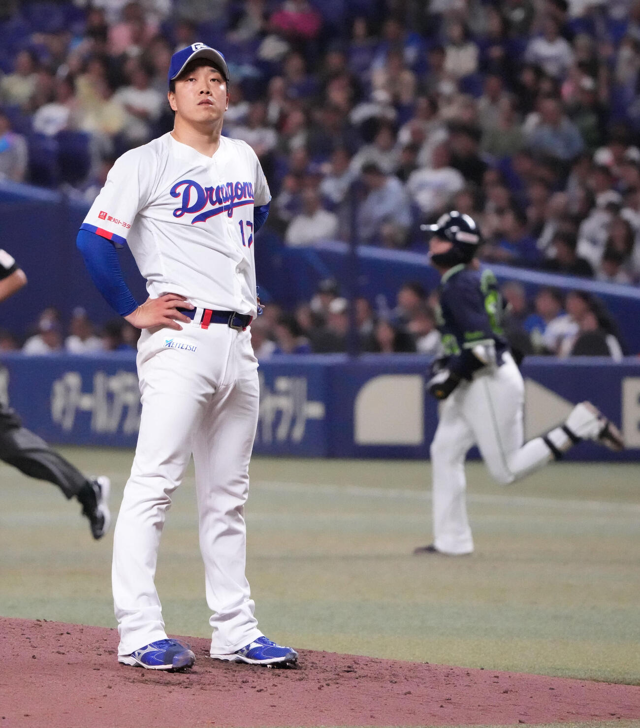 中日対ヤクルト　4回表ヤクルト1死二塁、柳裕也（左）は赤羽由紘に2点本塁打を打たれる（撮影・森本幸一）