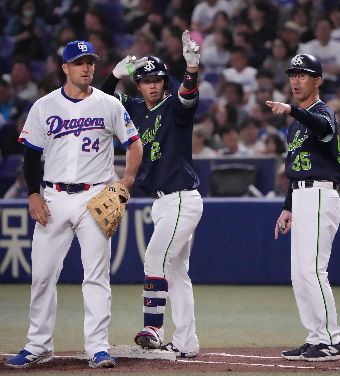 中日対ヤクルト　3回表ヤクルト2死一、二塁、古賀優大（中央）は適時打を放ちベンチへ向かってアピールする（撮影・森本幸一）