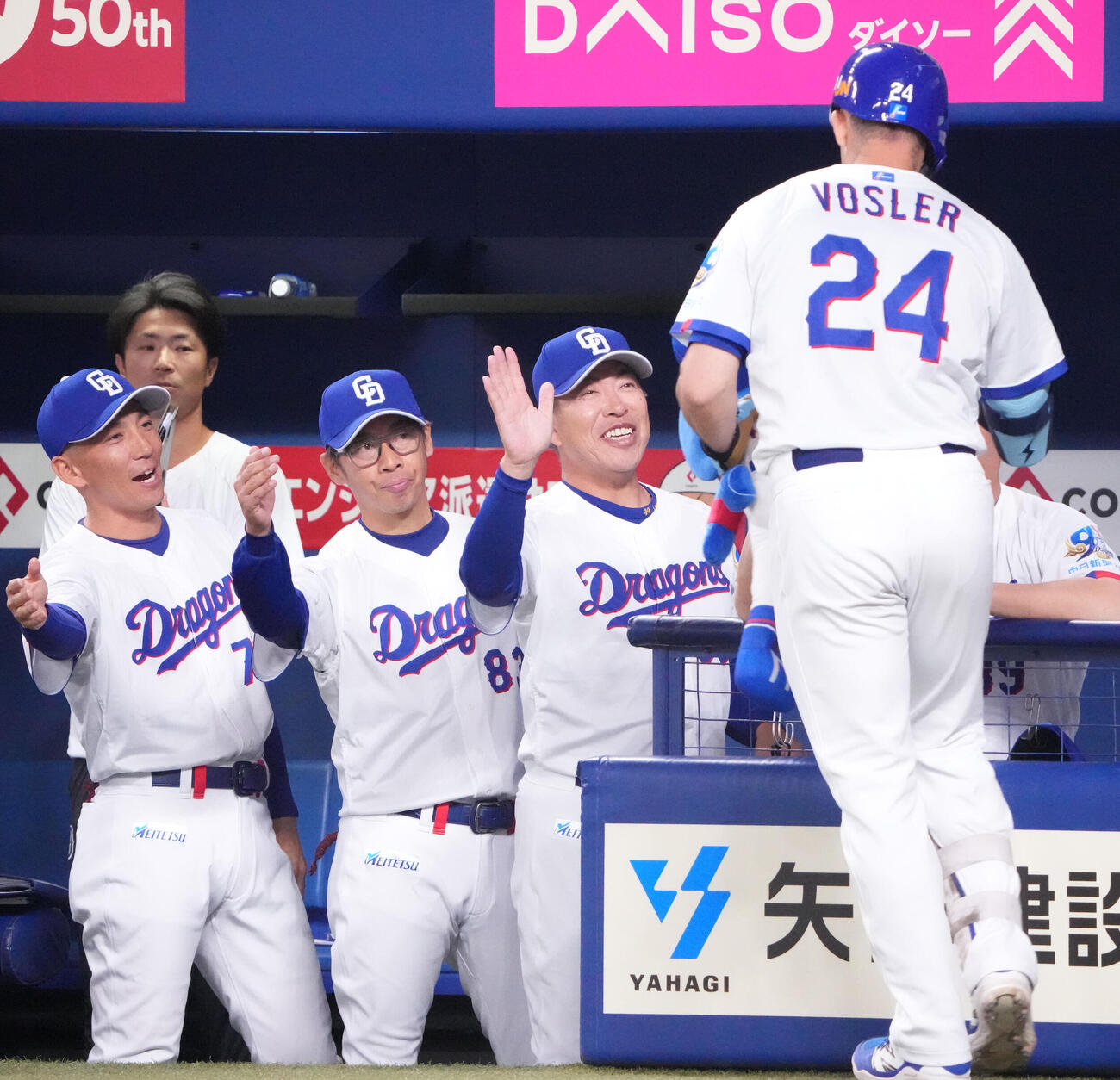 中日対ヤクルト　2回裏中日1死、井上一樹監督（左から3人目）はソロ本塁打を放ったジェイソン・ボスラーを迎える（撮影・森本幸一）