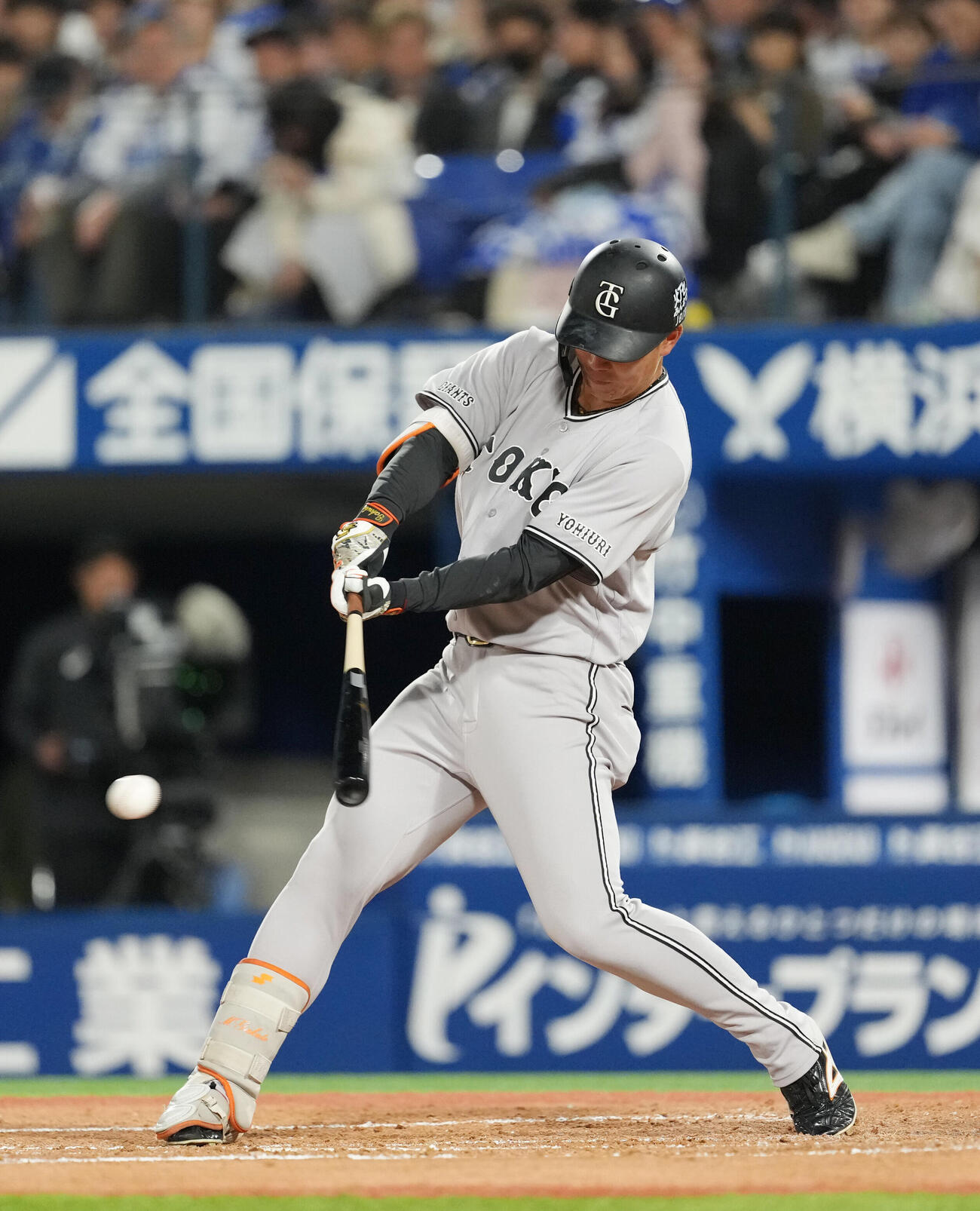 DeNA対巨人　5回表巨人2死、安打を放つ皆川岳飛（撮影・増田悦実）