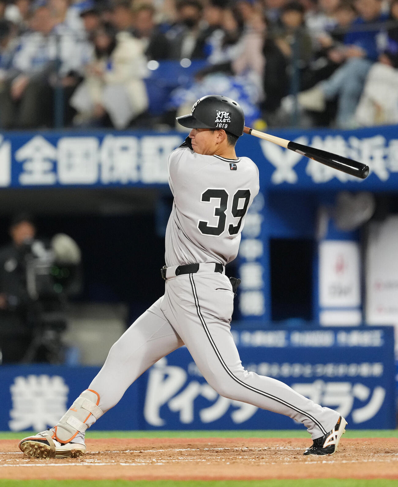 DeNA対巨人　5回表巨人2死、安打を放つ皆川岳飛（撮影・増田悦実）