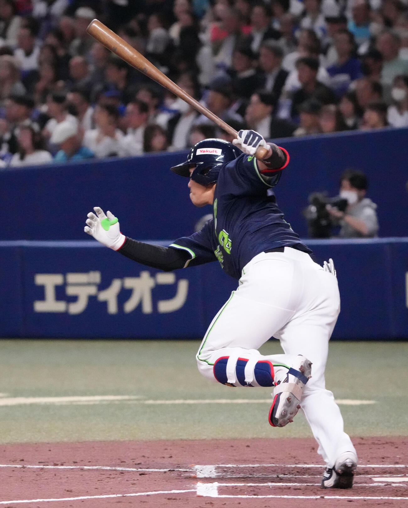 中日対ヤクルト　3回表ヤクルト2死一、二塁、適時打を放つ古賀優大（撮影・森本幸一）