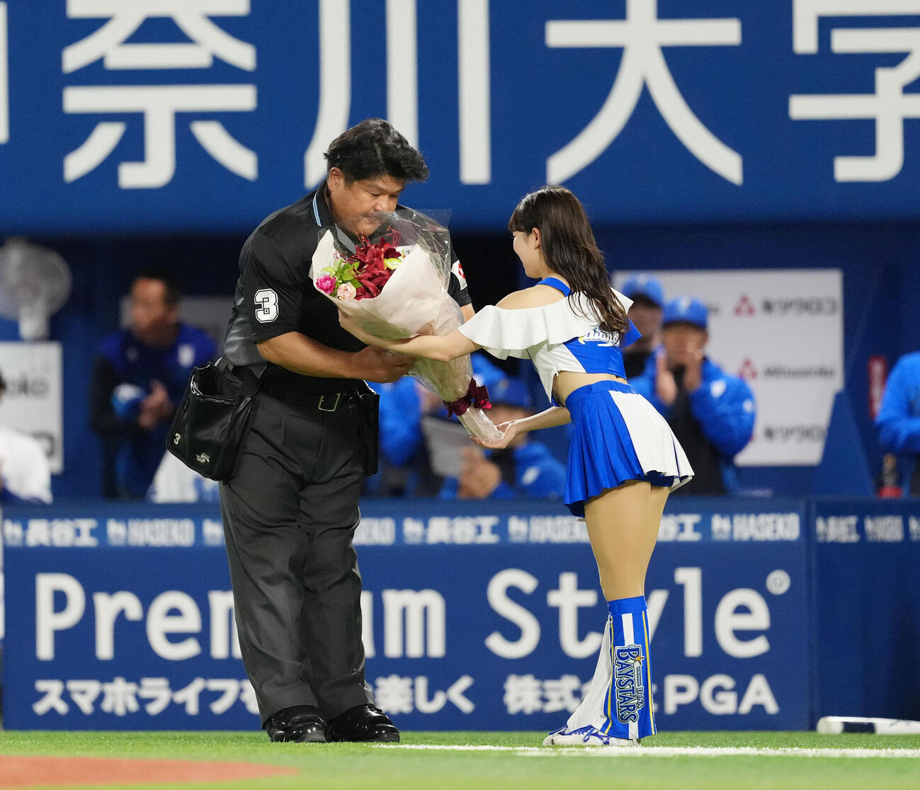 DeNA対巨人　2000試合出場を祝い花束を手渡される敷田直人審判員（撮影・増田悦実）