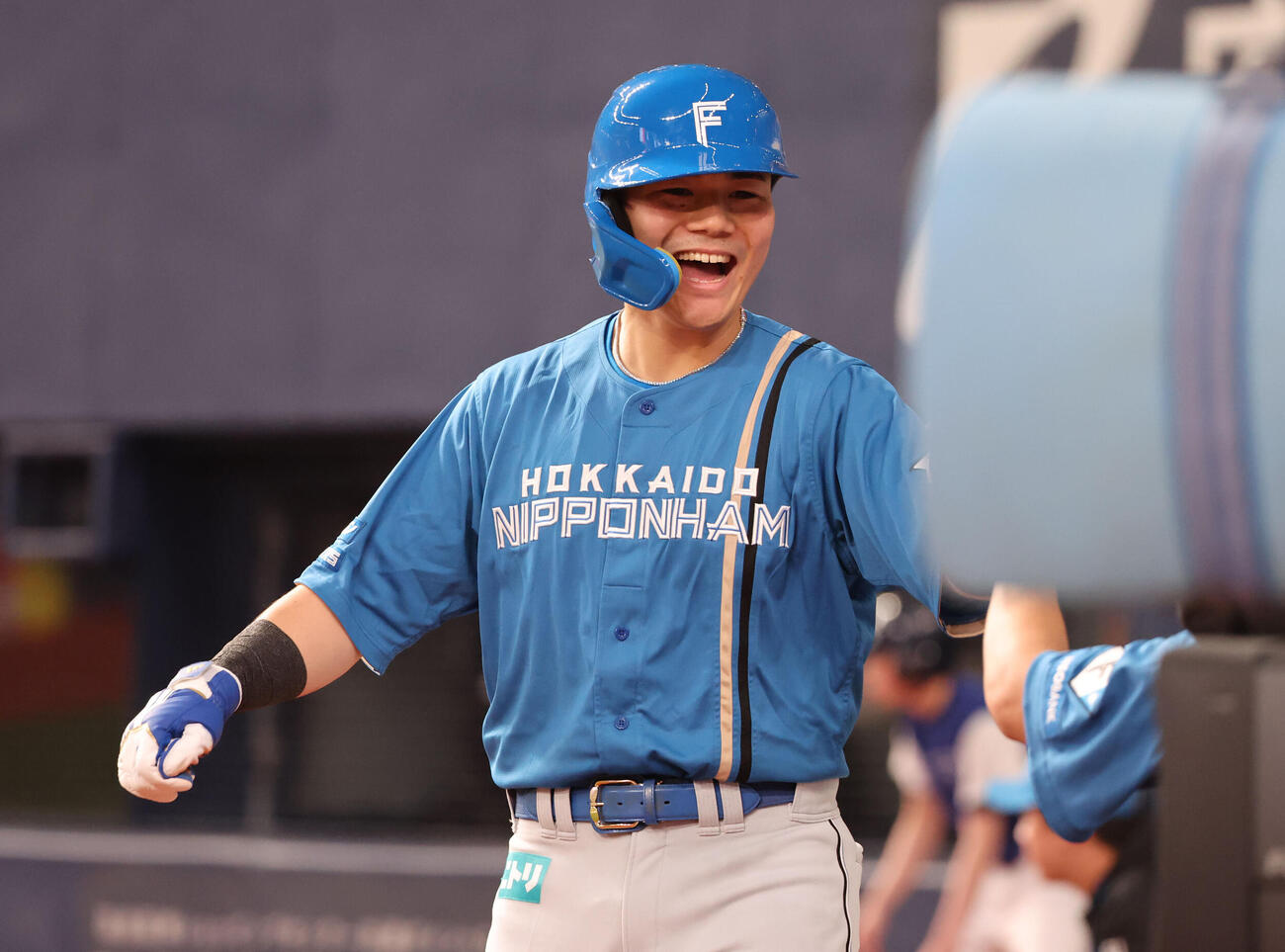 オリックス対日本ハム　1回表日本ハム2死二塁、郡司の適時打で生還した清宮幸太郎はナインの祝福に笑顔（撮影・西尾就之）