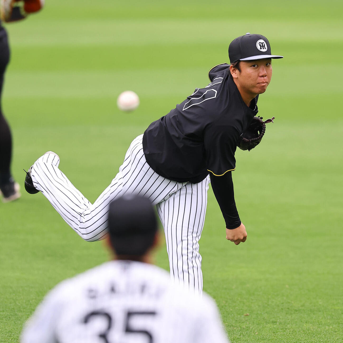 阪神村上頌樹は才木浩人とキャッチボールをする（撮影・上田博志）