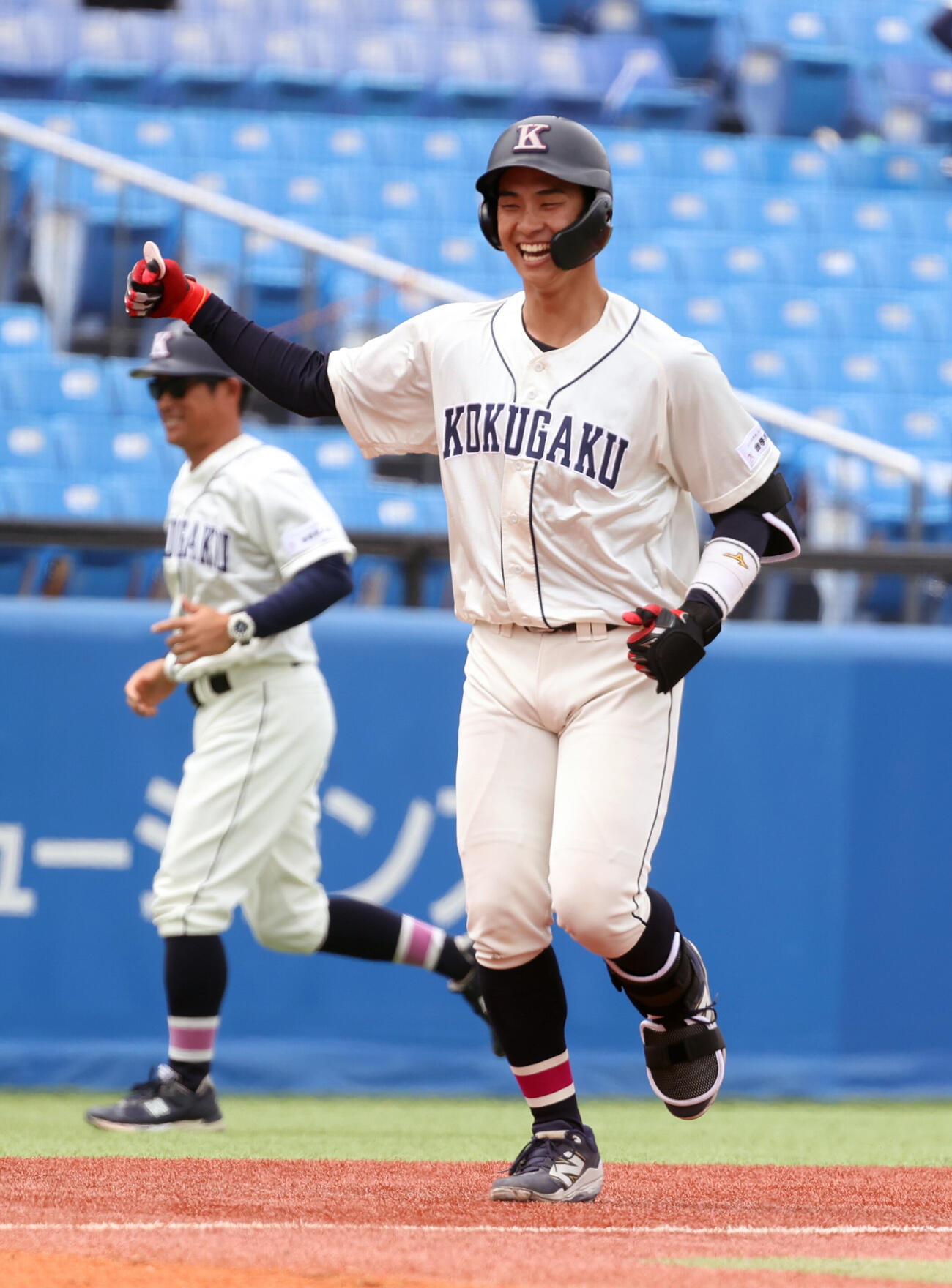 東都大学球　東洋大対国学院大　9回裏国学院大無死、石野蓮授はサヨナラ本塁打を放ちガッツポーズする（撮影・柴田隆二）.