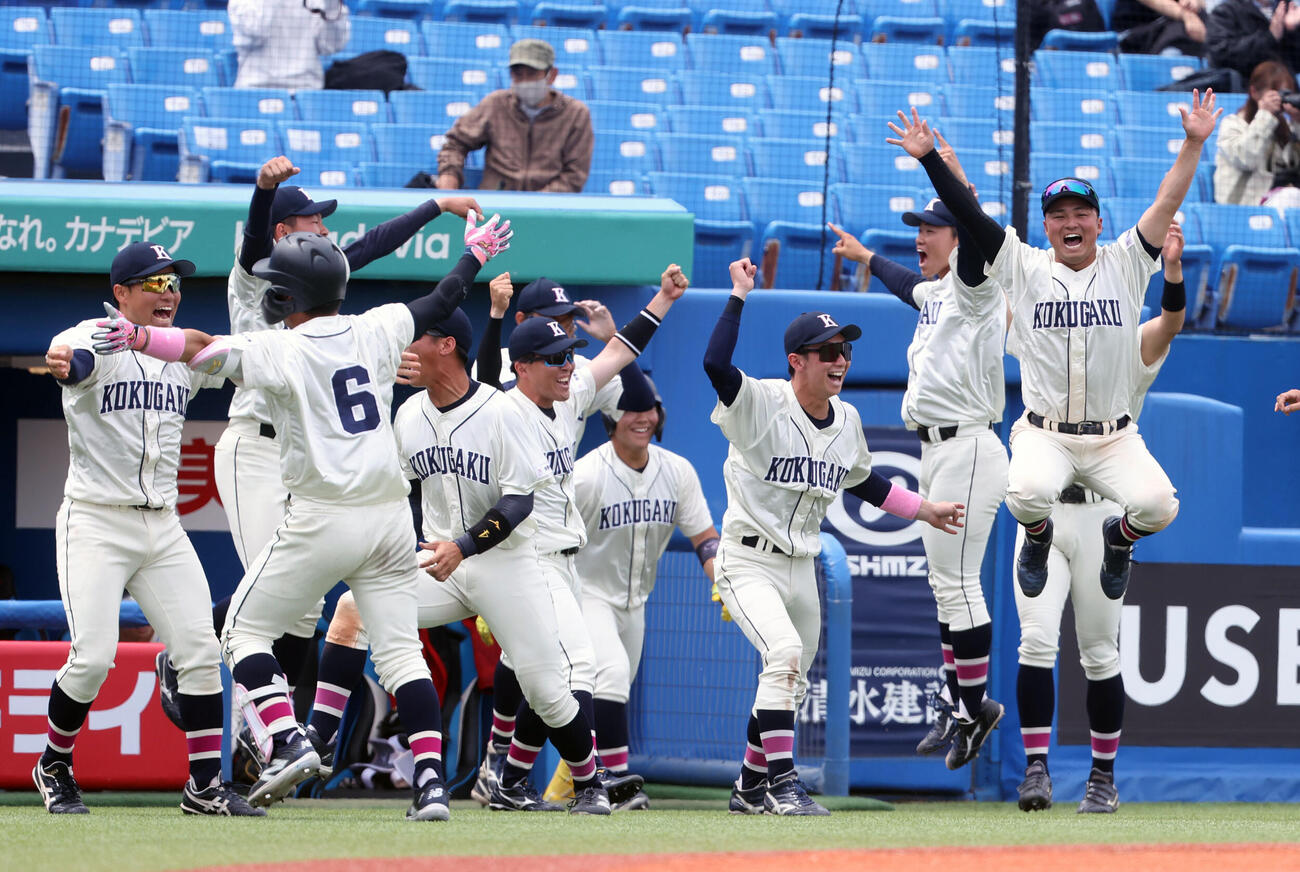 東都大学球　東洋大対国学院大　9回裏国学院大無死、石野蓮授のサヨナラ本塁打に喜ぶ国学院大ナイン（撮影・柴田隆二）.