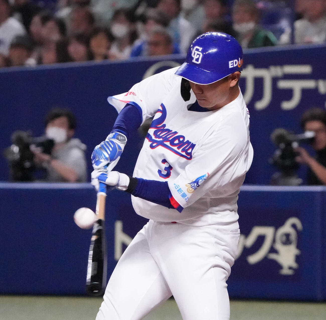 中日対ヤクルト　6回裏中日1死三塁、適時打を放つ高橋周平（撮影・森本幸一）