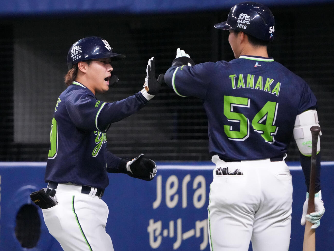 中日対ヤクルト　4回表ヤクルト1死二塁、赤羽由紘（左）は2点本塁打を放ち生還する（撮影・森本幸一）
