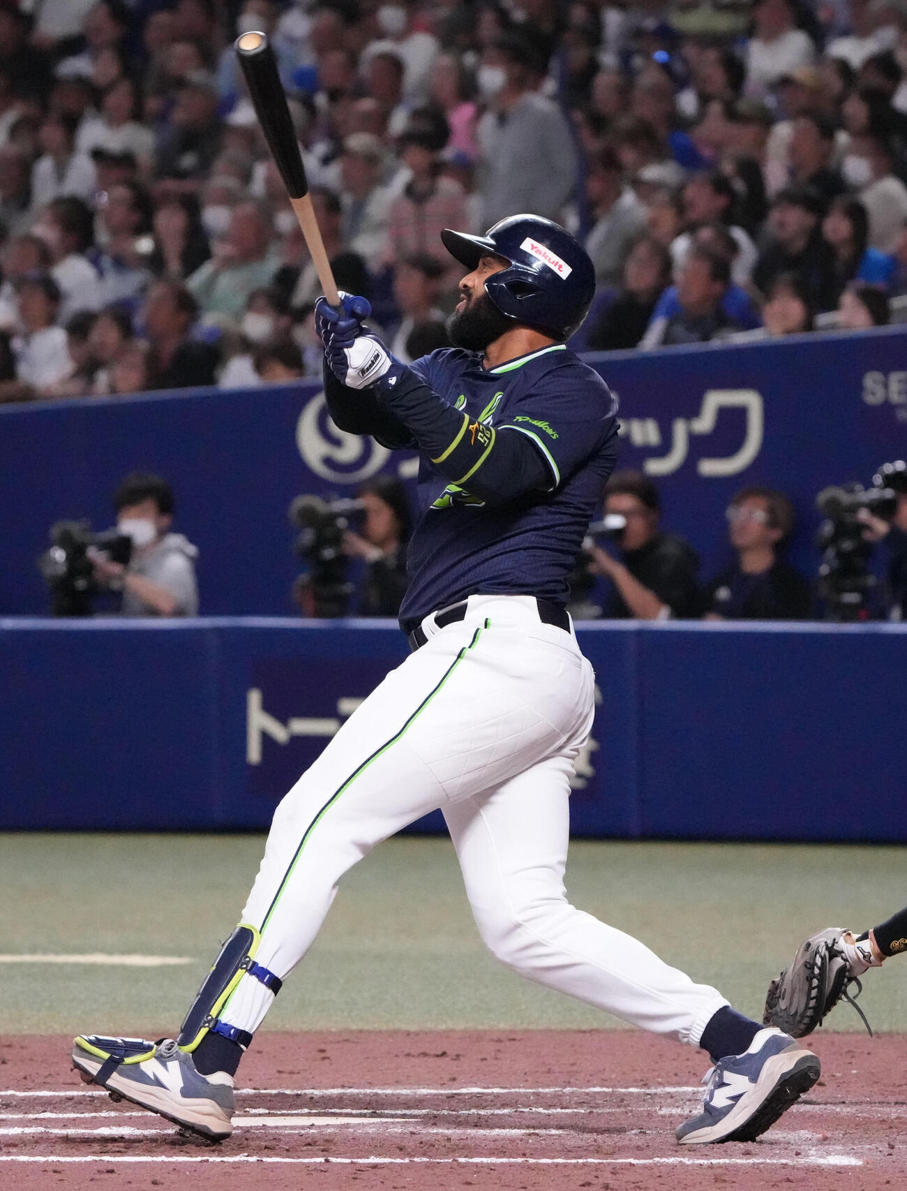 中日対ヤクルト　8回表ヤクルト無死、ソロ本塁打を放つドミンゴ・サンタナ（撮影・森本幸一）