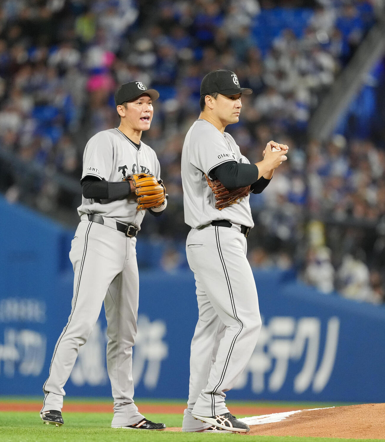 DeNA対巨人　4回裏DeNA2死一、二塁、田中将大（右）に声をかける坂本勇人（撮影・増田悦実）
