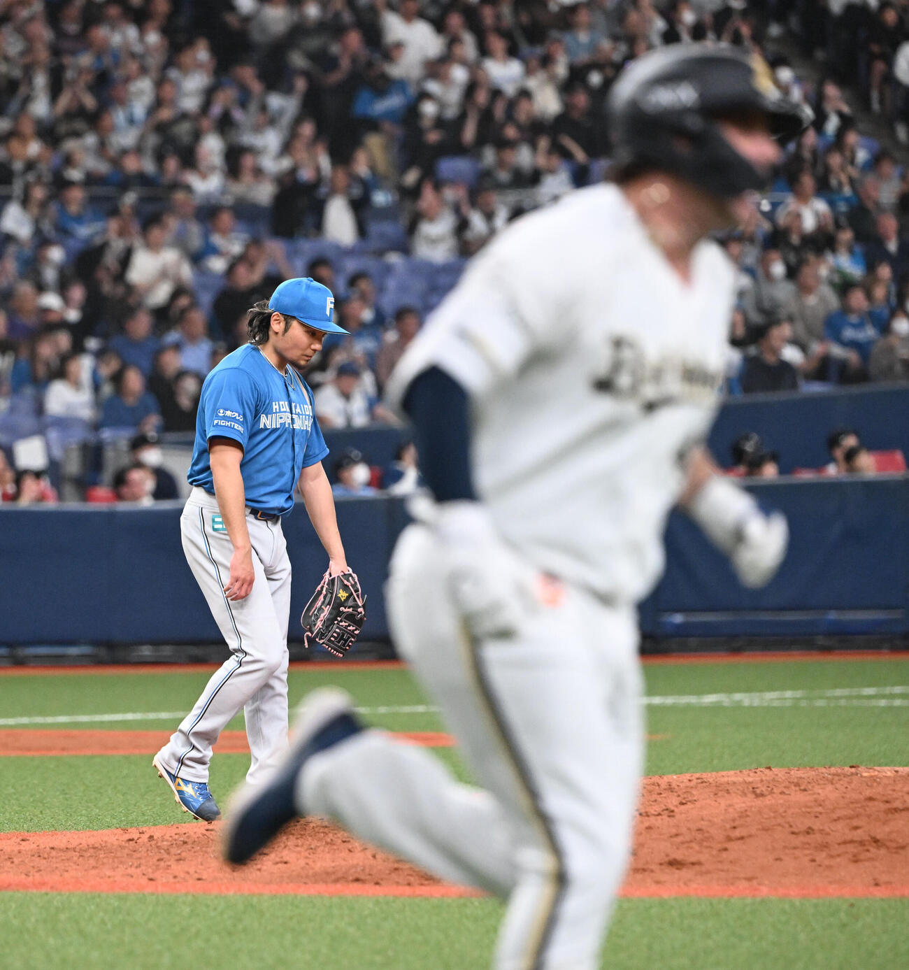 オリックス対日本ハム76回裏オリックス2死二塁、シーモアに勝ち越し2点本塁打を浴びる伊藤大海（撮影・和賀正仁）