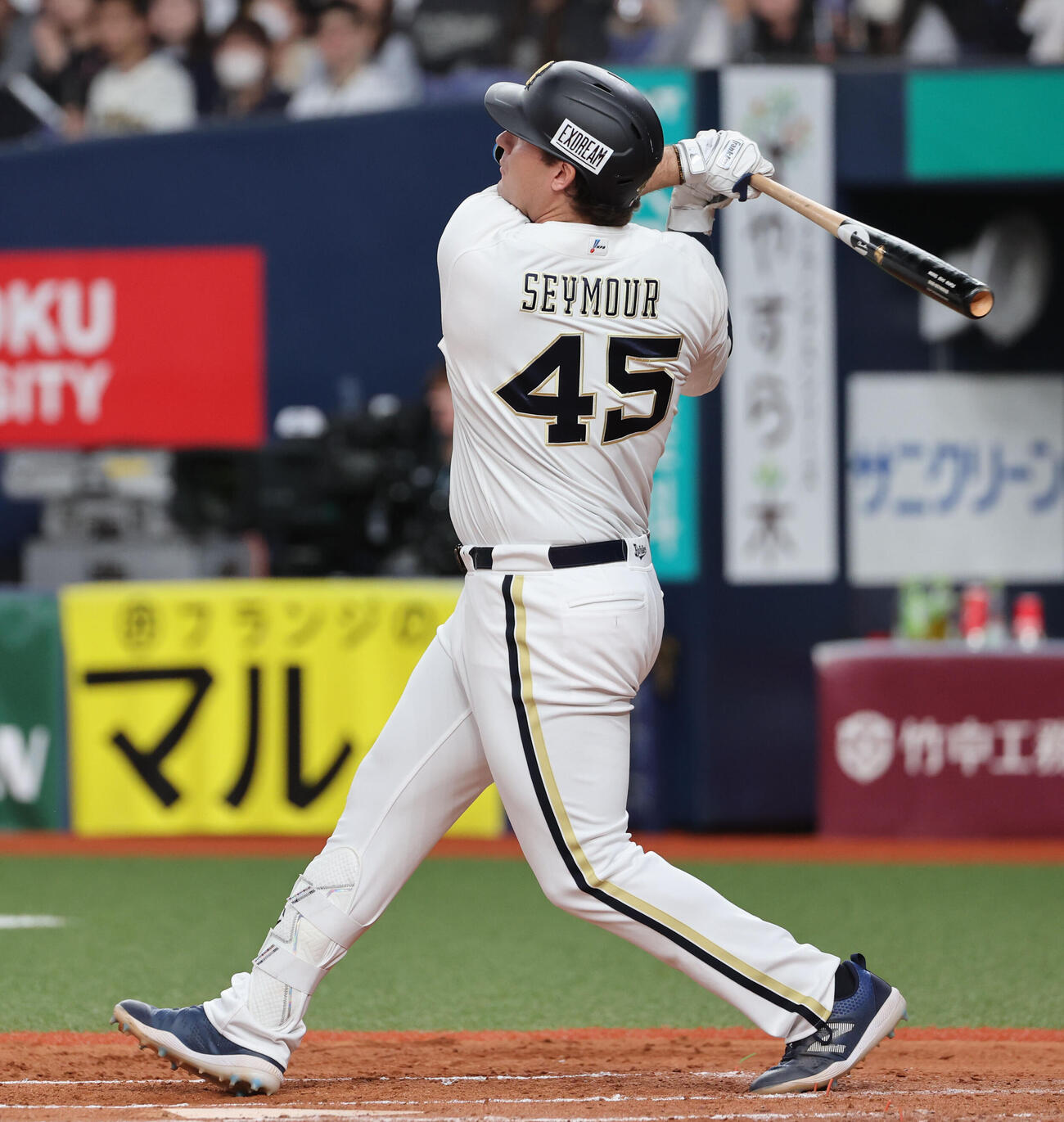 オリックス対日本ハム　7回裏オリックス2死二塁、ボブ・シーモアは右越え本塁打を放つ（撮影・西尾就之）