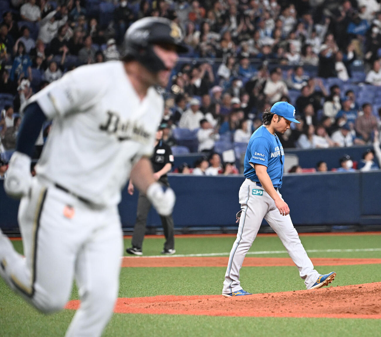オリックス対日本ハム76回裏オリックス2死二塁、シーモアに勝ち越し2点本塁打を浴びる伊藤大海（撮影・和賀正仁）