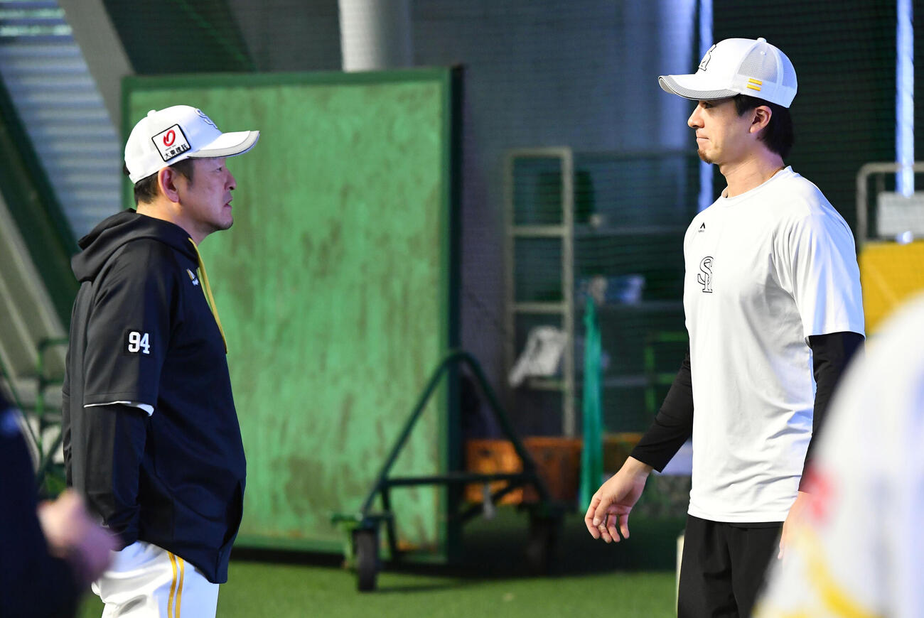 倉野信次投手チーフコーチ兼投手ヘッドコーディネーター（左）と話すソフトバンク上沢直之（撮影・岩下翔太）