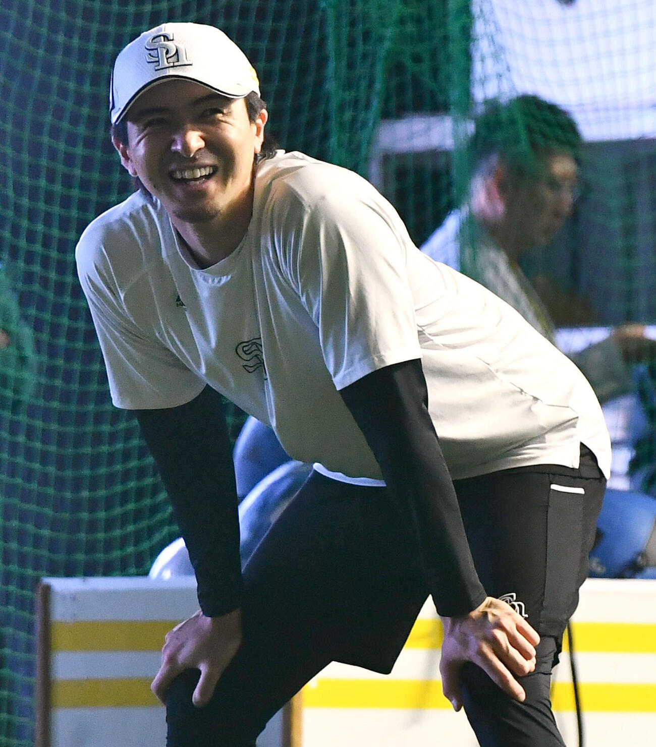 練習中、笑顔を見せるソフトバンク上沢直之（撮影・岩下翔太）