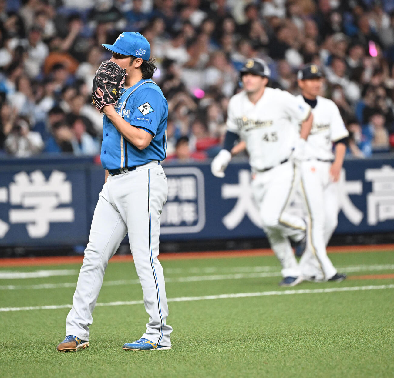 オリックス対日本ハム76回裏オリックス2死二塁、シーモアに勝ち越し2点本塁打を浴びる伊藤大海（撮影・和賀正仁）