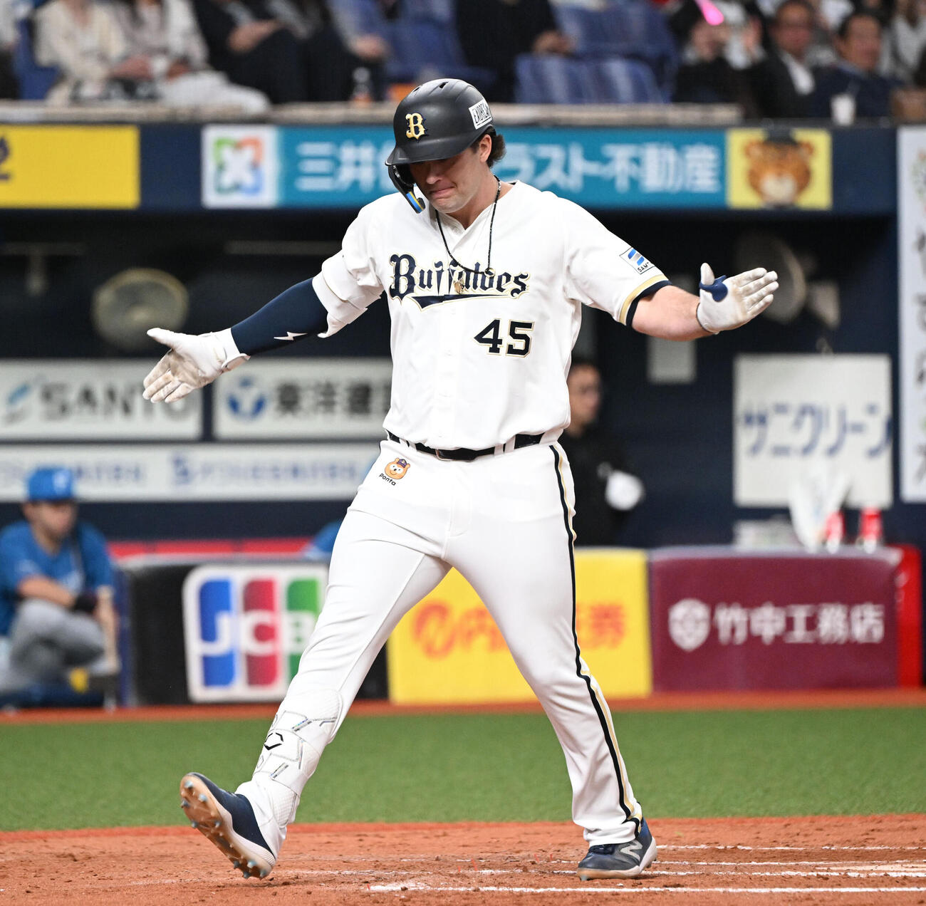 オリックス対日本ハム76回裏オリックス2死二塁、右越え2点本塁打を放ち生還するボブ・シーモア（撮影・和賀正仁）
