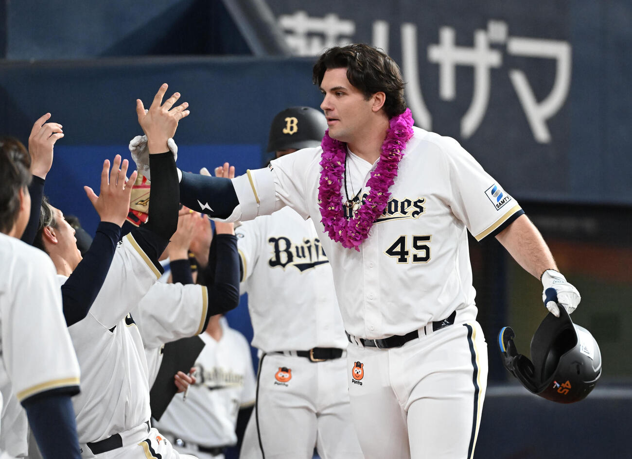 オリックス対日本ハム76回裏オリックス2死二塁、右越え2点本塁打を放ったボブ・シーモアはベンチ前でナインとタッチ（撮影・和賀正仁）