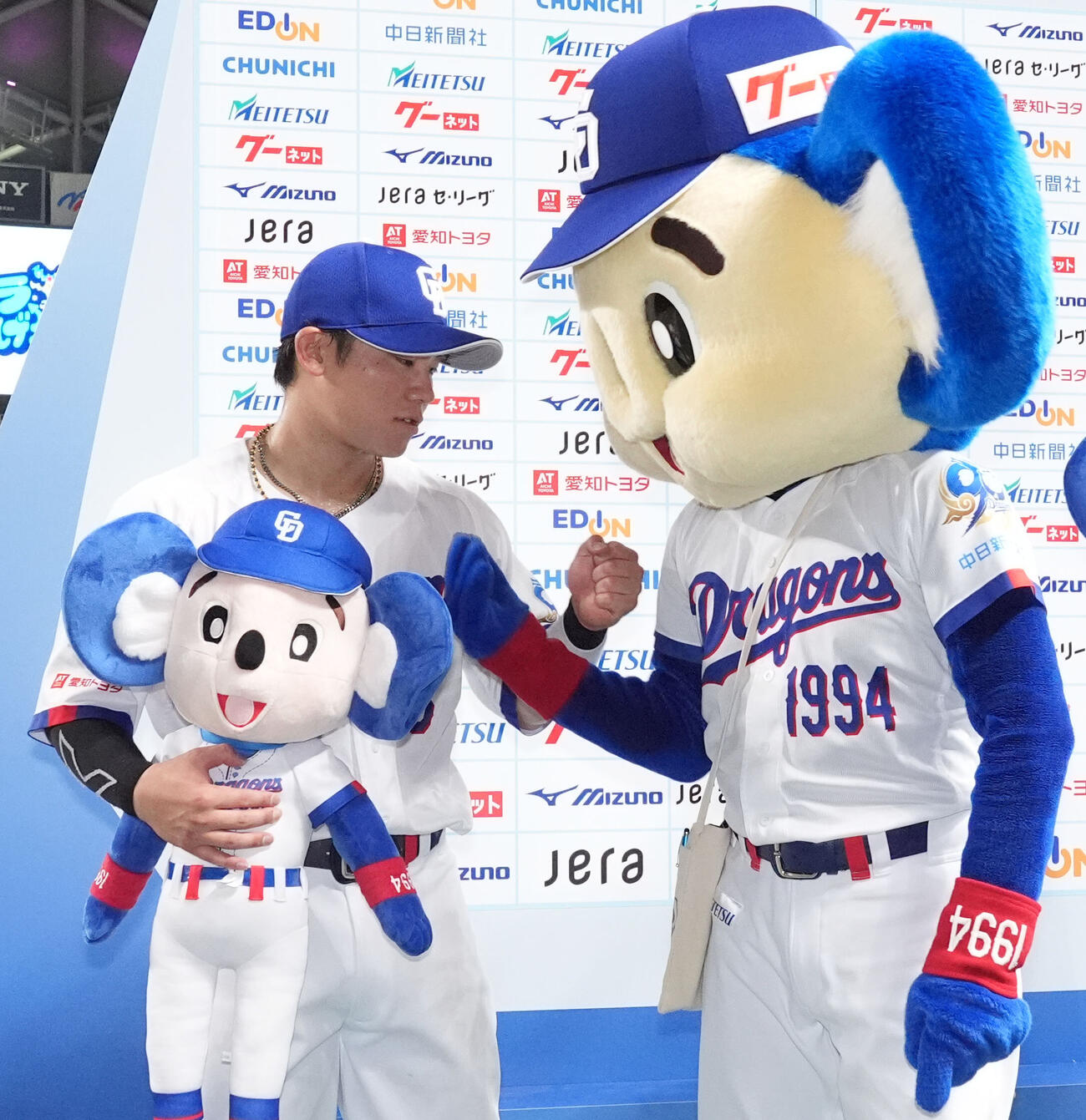 中日対ヤクルト　村松開人（左）はドアラの祝福に笑顔を見せる（撮影・森本幸一）