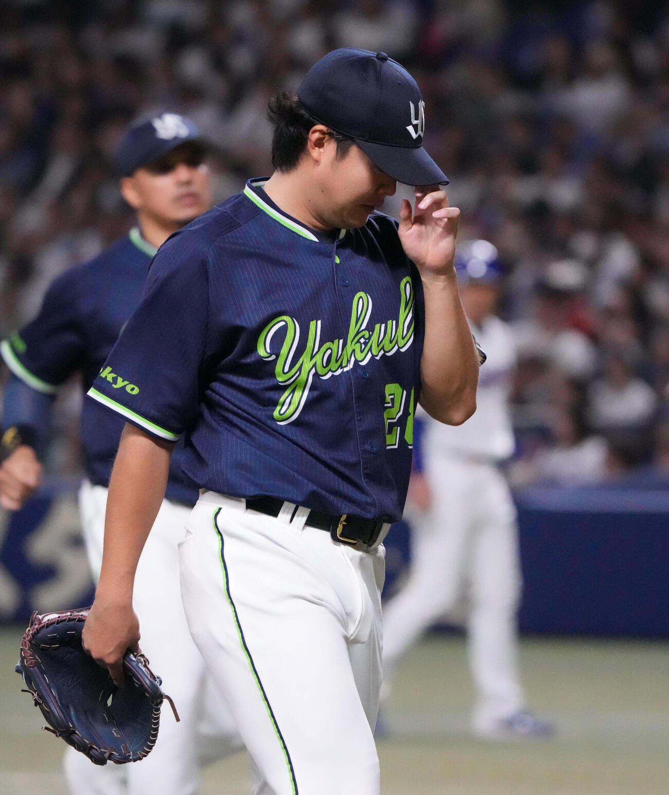 中日対ヤクルト　6回終了、ベンチへ戻るヤクルト先発の松本健吾（撮影・森本幸一）