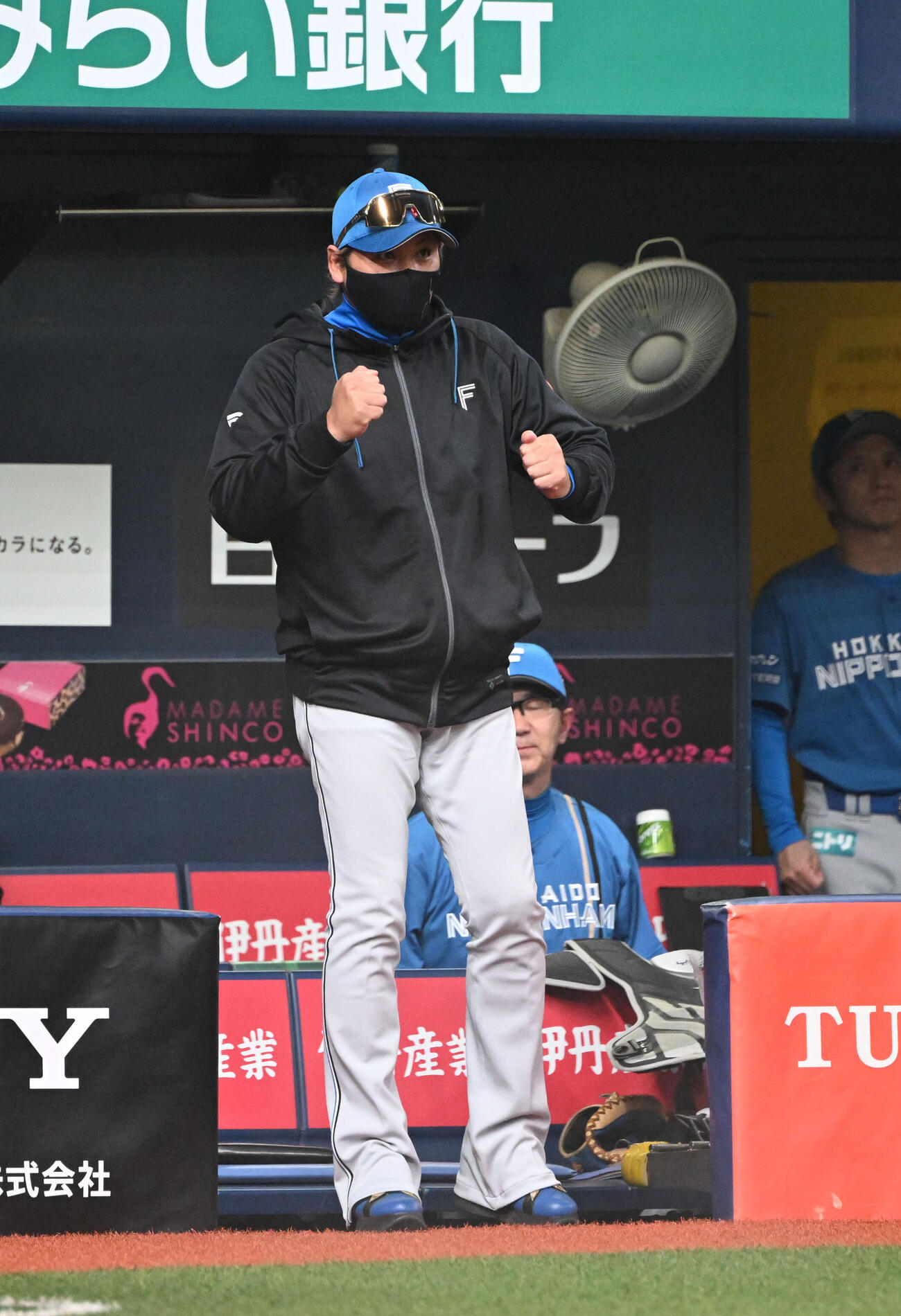 オリックス対日本ハム　9回表日本ハム2死一塁、レイエスに代走を送る新庄剛志監督（撮影・和賀正仁）