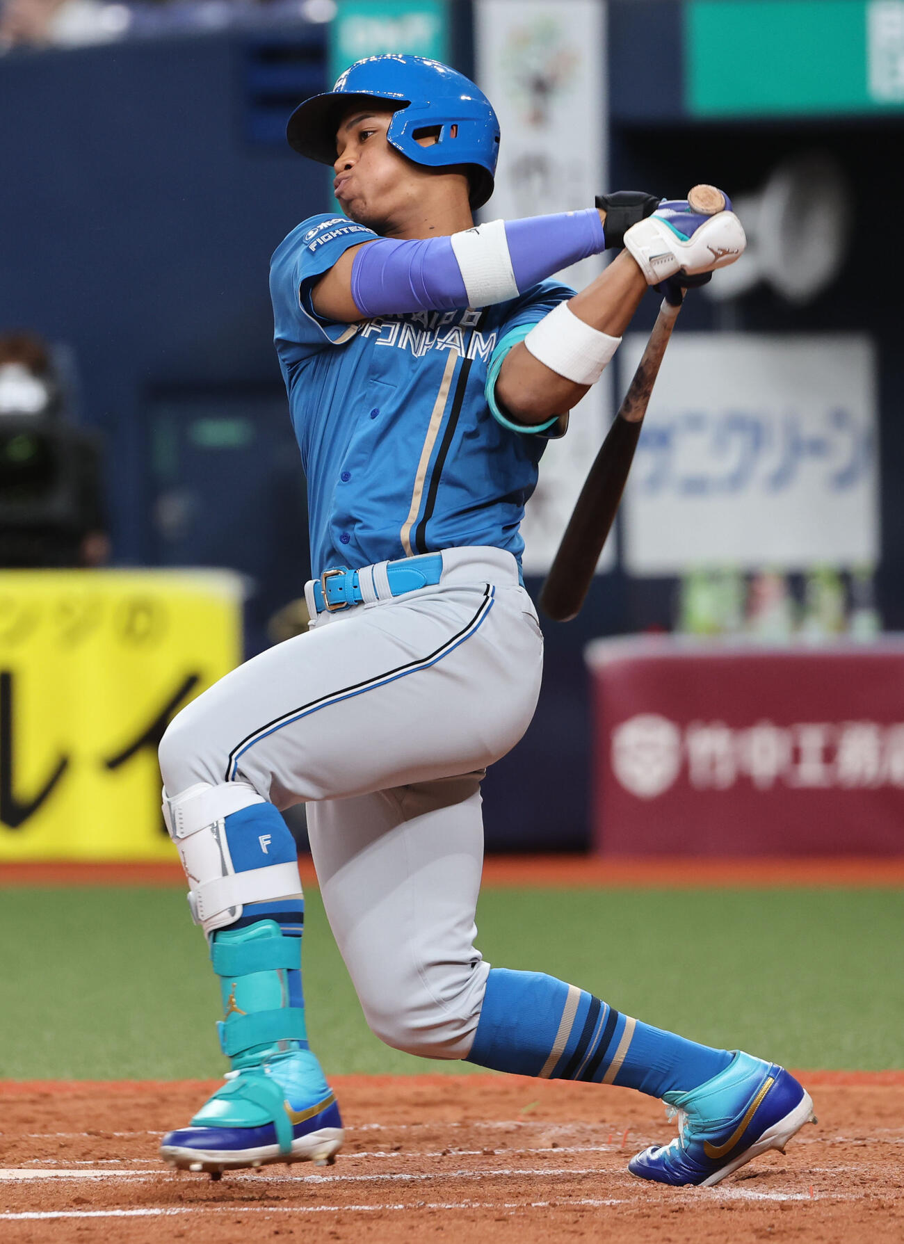 オリックス対日本ハム　9回表日本ハム無死、万波中正は左へ二塁打を放つ（撮影・西尾就之）
