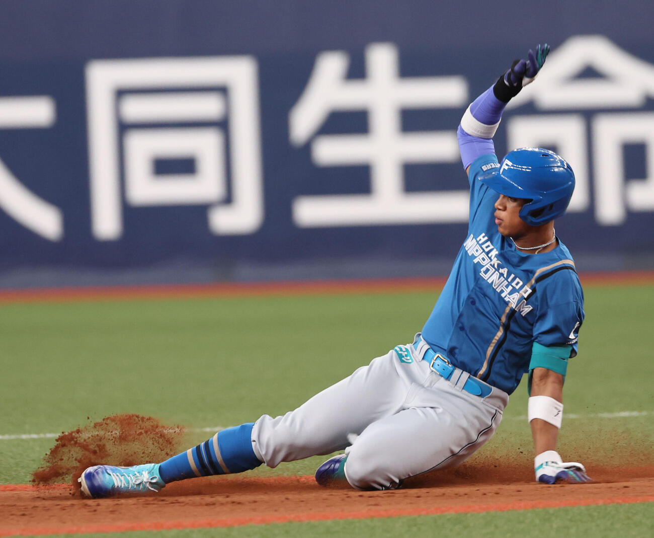 オリックス対日本ハム　9回表日本ハム無死、万波中正は左へ二塁打を放ち滑り込むド（撮影・西尾就之）