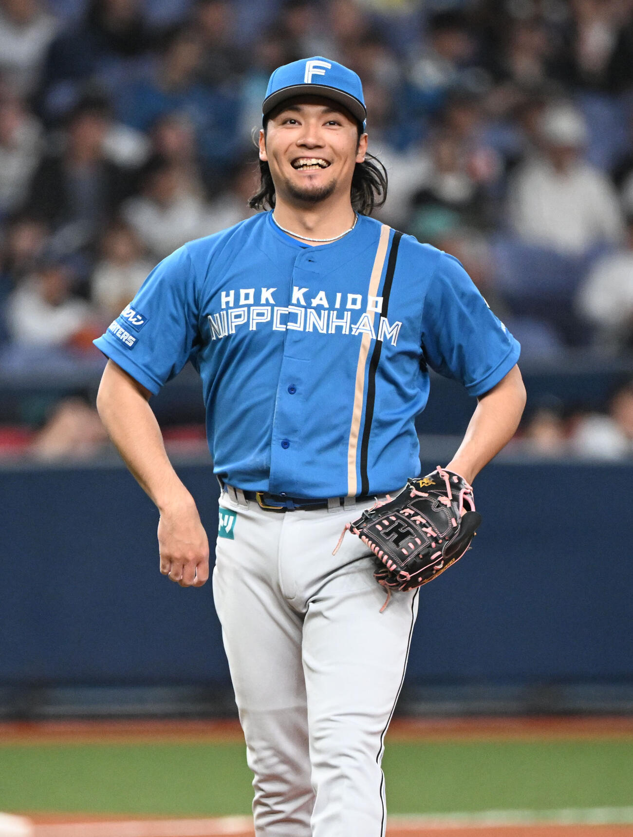 オリックス対日本ハム　6回裏オリックス1死、紅林弘太郎を投ゴロに打ち取り笑顔を見せる伊藤大海（撮影・和賀正仁）