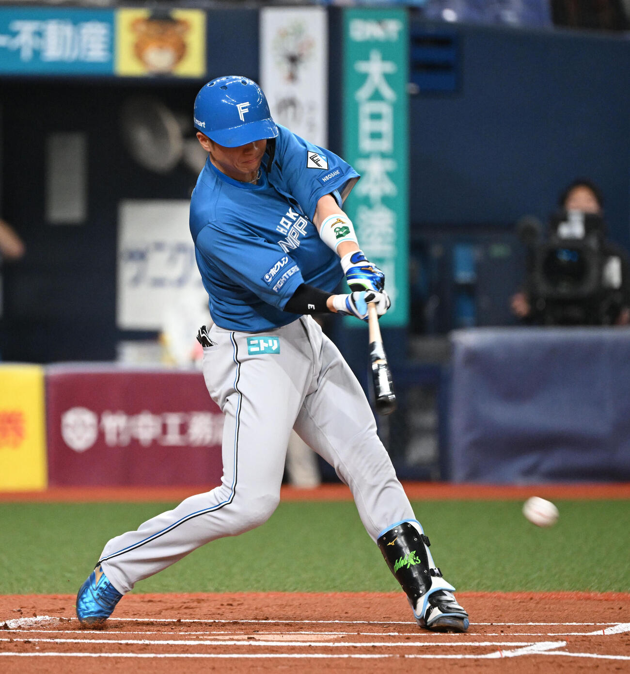 オリックス対日本ハム　1回表日本ハム2死二塁、中前適時打を放つ郡司裕也（撮影・和賀正仁）