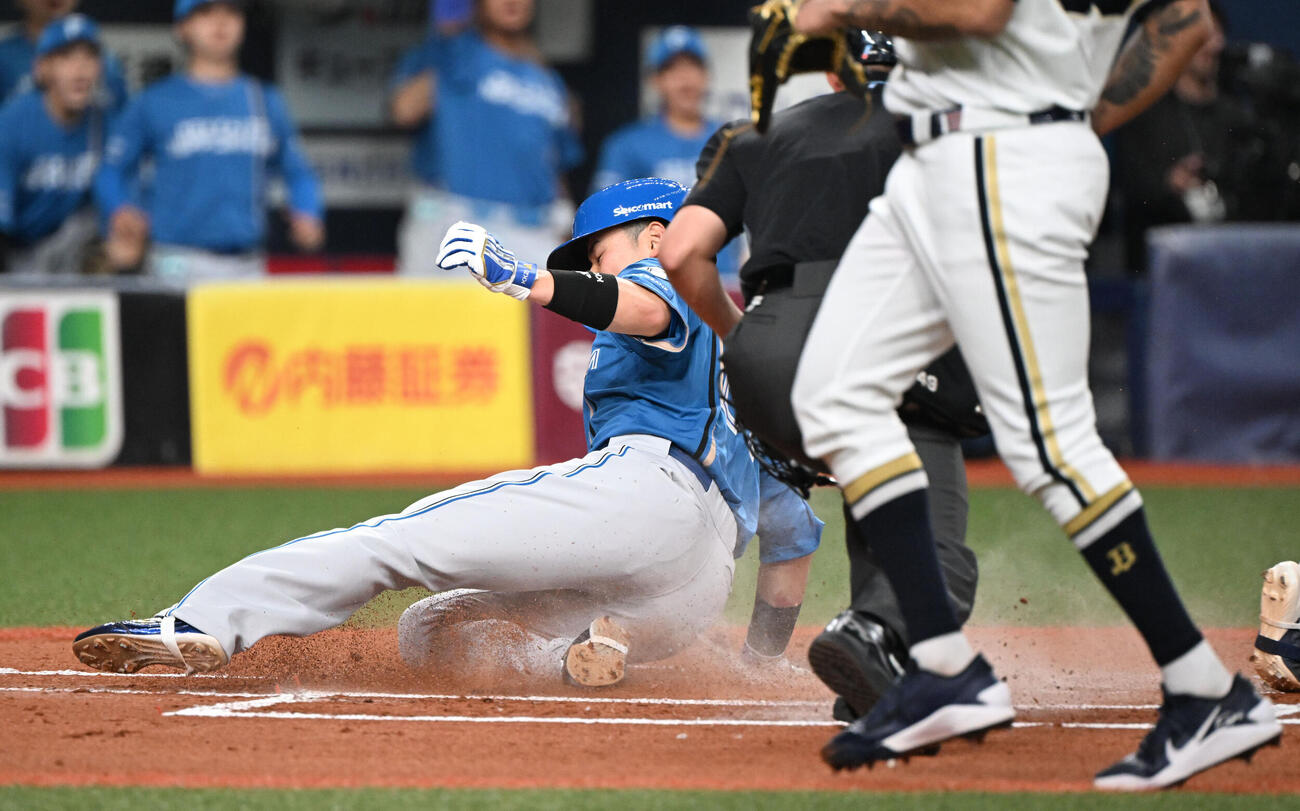 オリックス対日本ハム　1回表日本ハム2死二塁、郡司の中前適時打で生還する清宮幸太郎（撮影・和賀正仁）