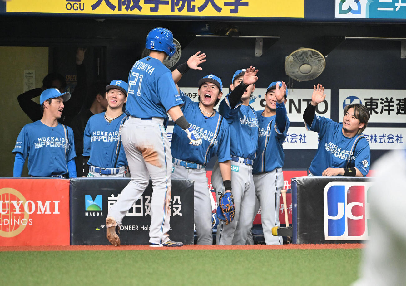 オリックス対日本ハム　1回表日本ハム2死二塁、郡司の中前適時打で生還した清宮幸太郎を迎えるナイン（撮影・和賀正仁）