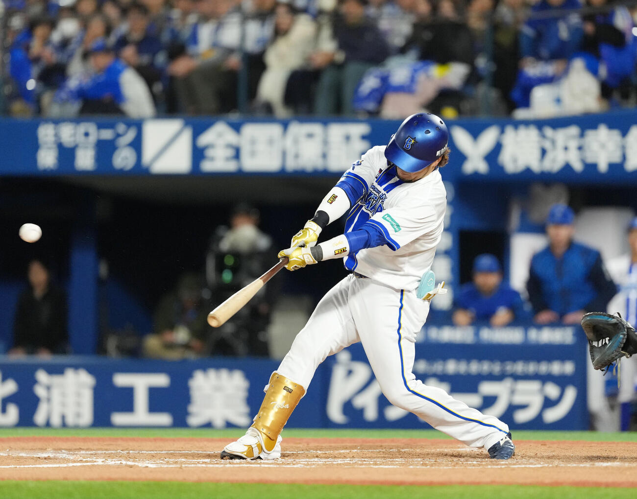 DeNA対巨人　11回裏1死一、l二塁、サヨナラの適時二塁打を放つ戸柱恭孝（撮影・増田悦実）
