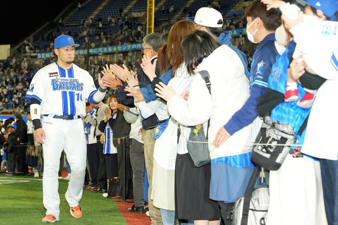 DeNA対巨人　巨人にファンとハイタッチするDeNA戸柱恭孝（撮影・?見朱実）