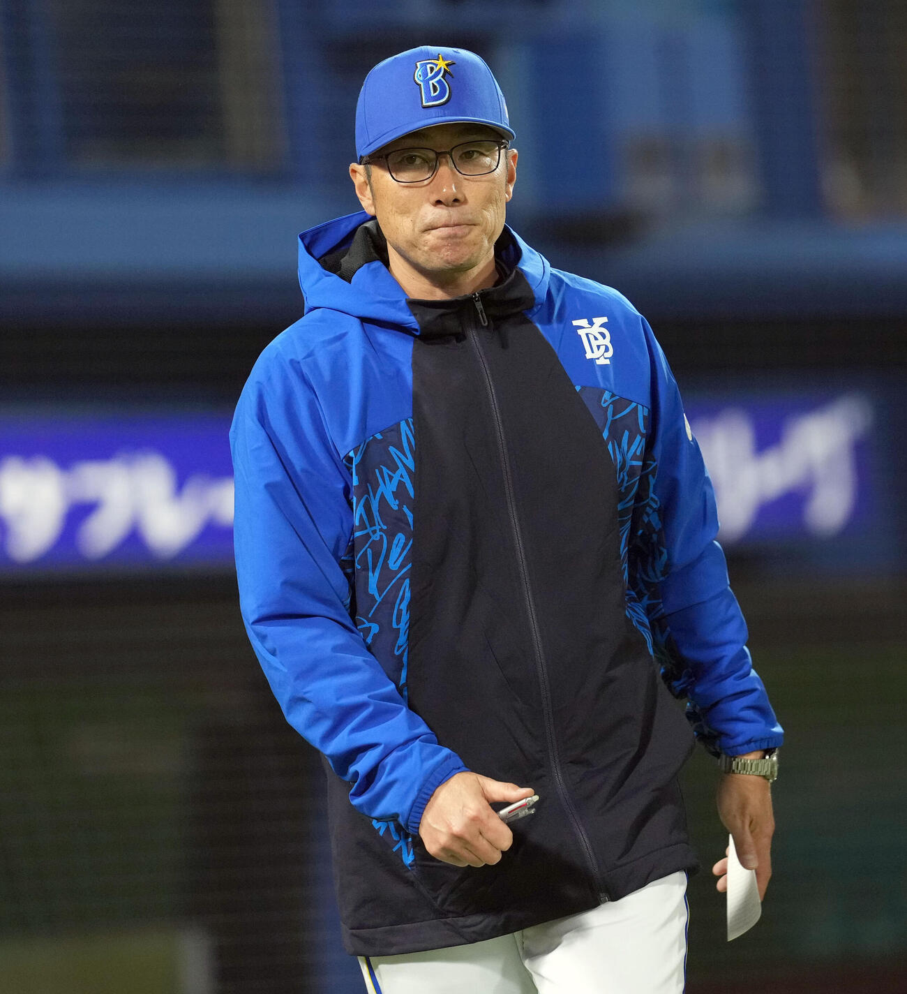 DeNA対巨人　11回、投手の交代を告げベンチに戻るDeNA相川亮二監督（撮影・たえ見朱実）
