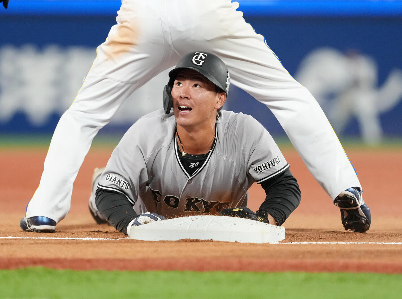 DeNA対巨人　5回表巨人2死一塁、浦田俊輔の安打で三塁まで出塁を狙うもアウトとなる皆川岳飛（撮影・増田悦実）