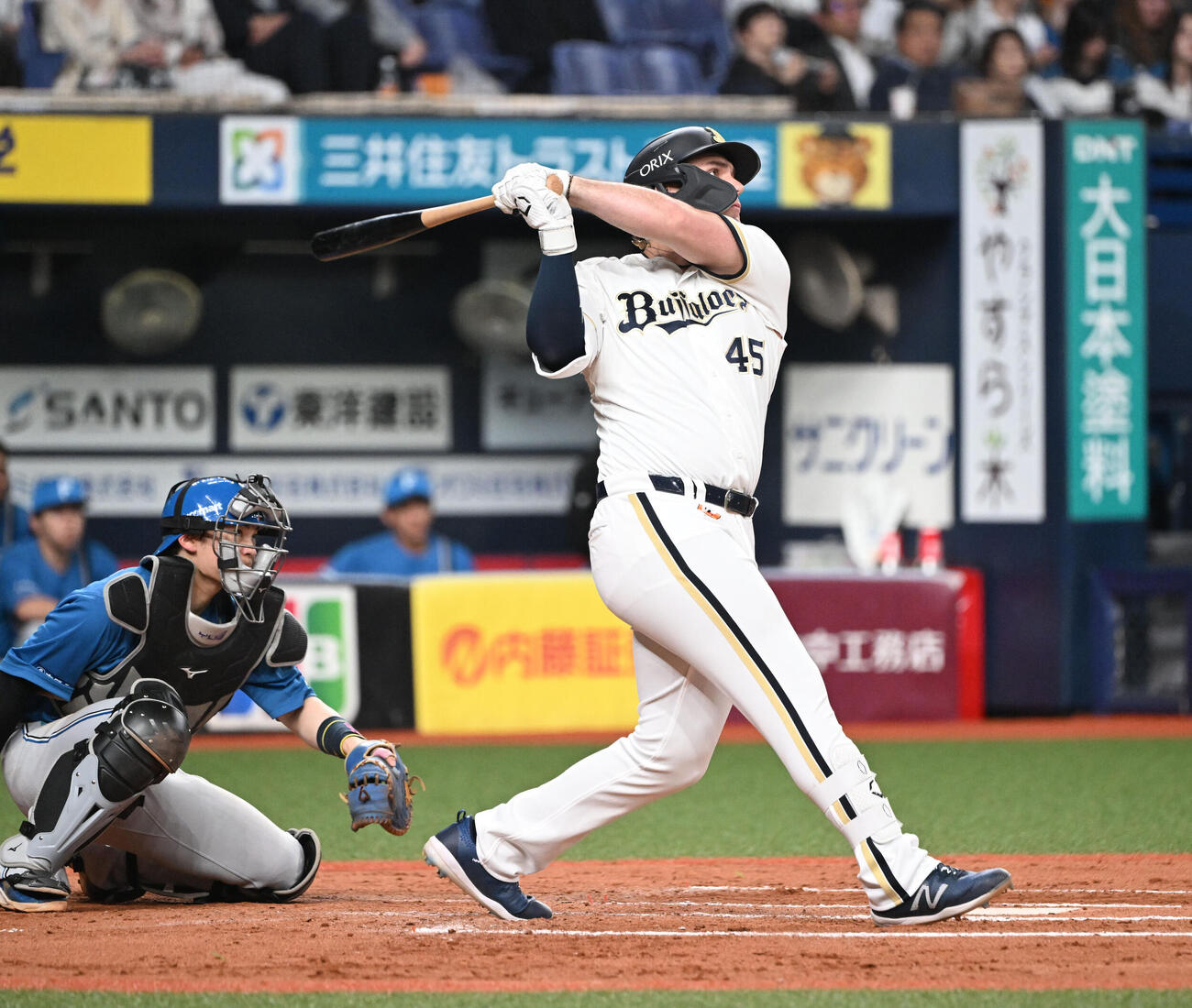オリックス対日本ハム76回裏オリックス2死二塁、右越え2点本塁打を放つボブ・シーモア（撮影・和賀正仁）