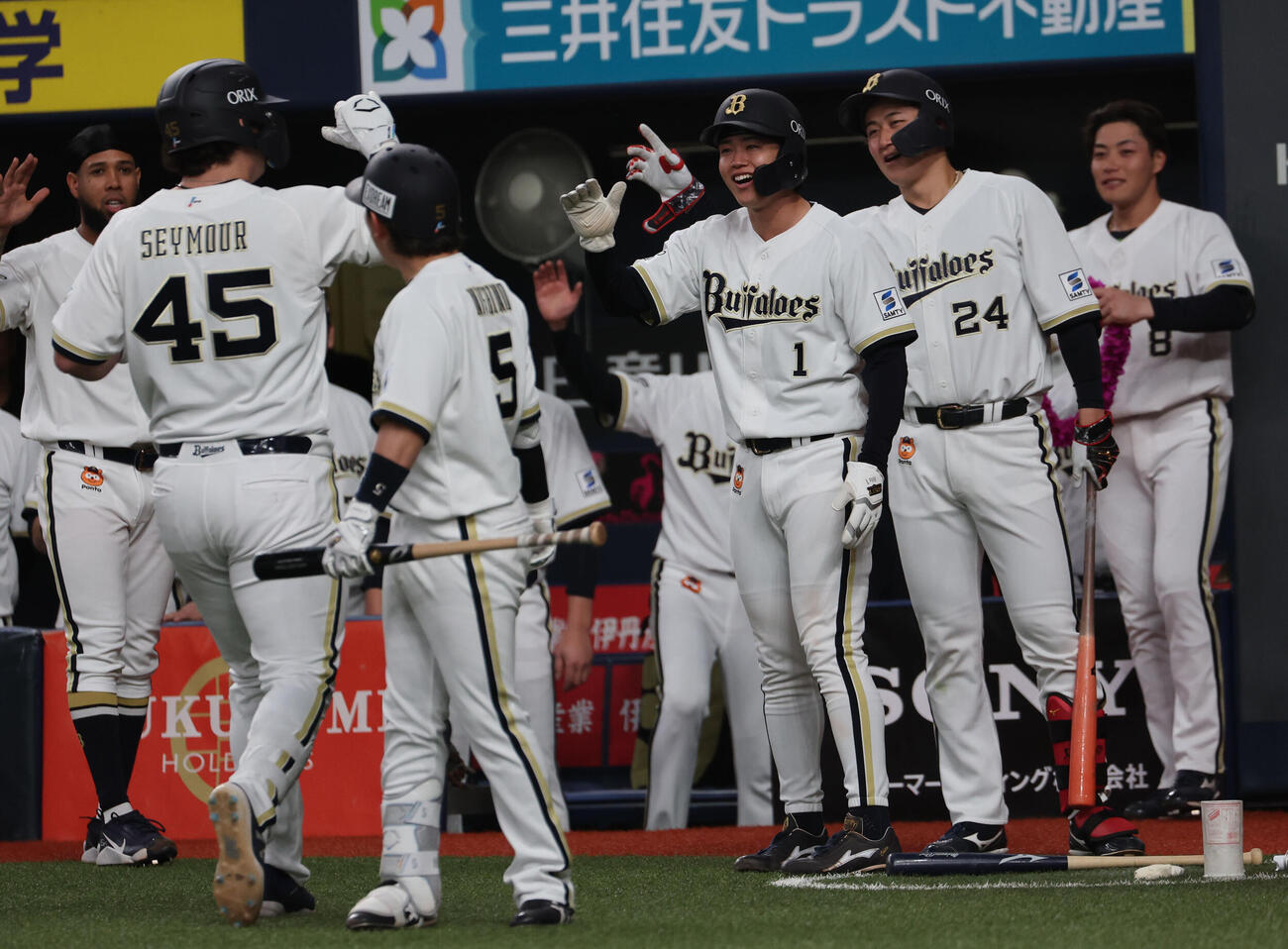 オリックス対日本ハム　7回裏オリックス2死二塁、ボブ・シーモアが本塁打を放ち生還し、笑顔で出迎えるオリックスナイン（撮影・西尾就之）