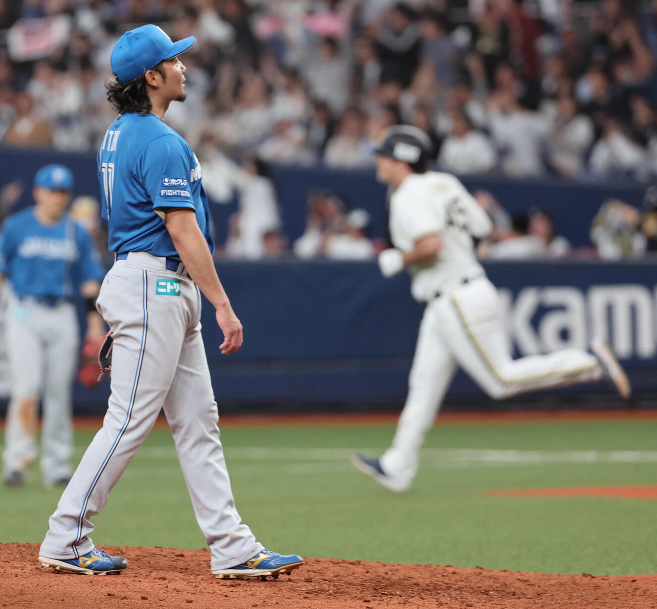 オリックス対日本ハム　7回裏オリックス2死二塁、ボブ・シーモア（右）に本塁打を許した伊藤大海（撮影・西尾就之）