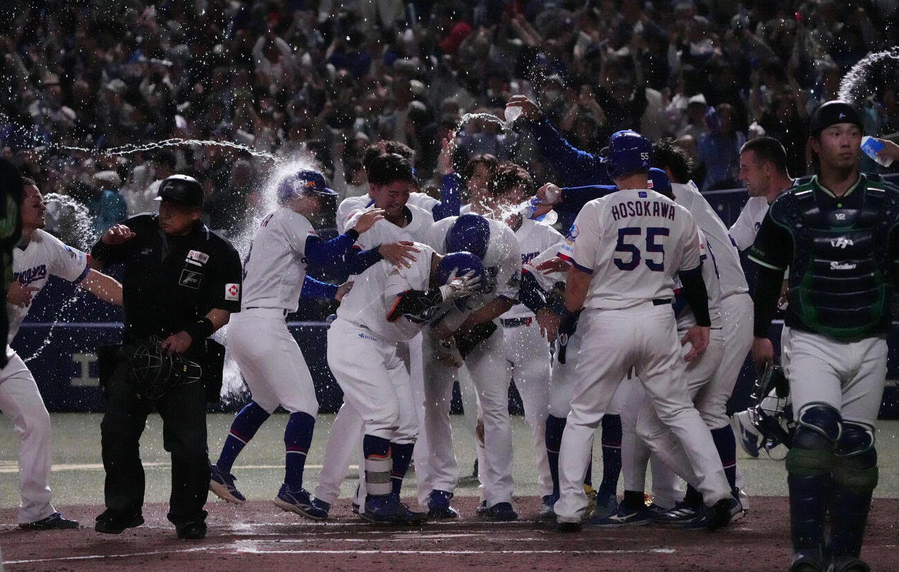中日対ヤクルト　9回裏中日1死二、三塁、3点サヨナラ本塁打を放った村松開人を迎える中日ナイン（撮影・森本幸一）