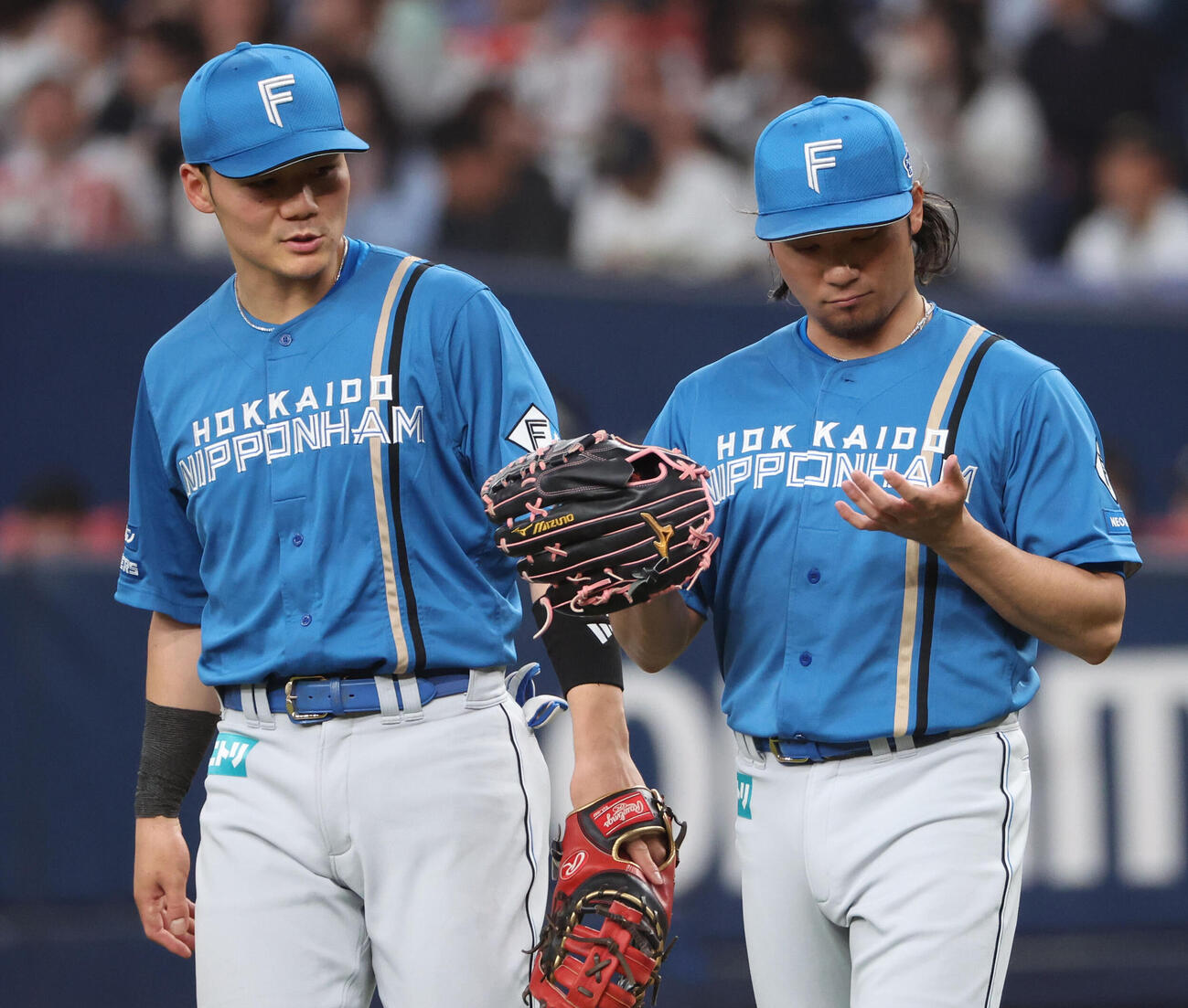 オリックス対日本ハム　6回裏オリックス無死、伊藤大海は西野の打球をグラブに当てて落とし、投ゴロとしたが、左手を気にするしぐさをみせる。左は清宮幸太郎（撮影・西尾就之）