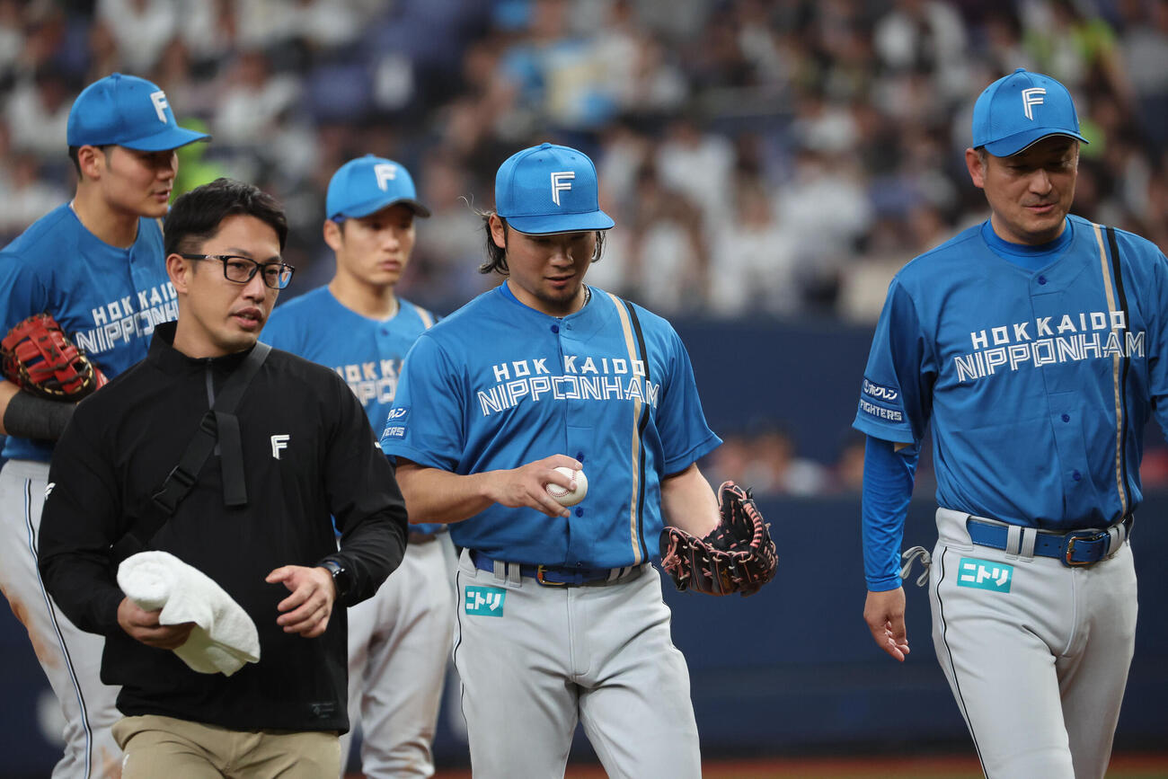オリックス対日本ハム　6回裏オリックス無死、伊藤大海は西野の打球をグラブに当てて落とし、投ゴロとしたが、左手を気にし、一度ベンチに戻る（撮影・西尾就之）