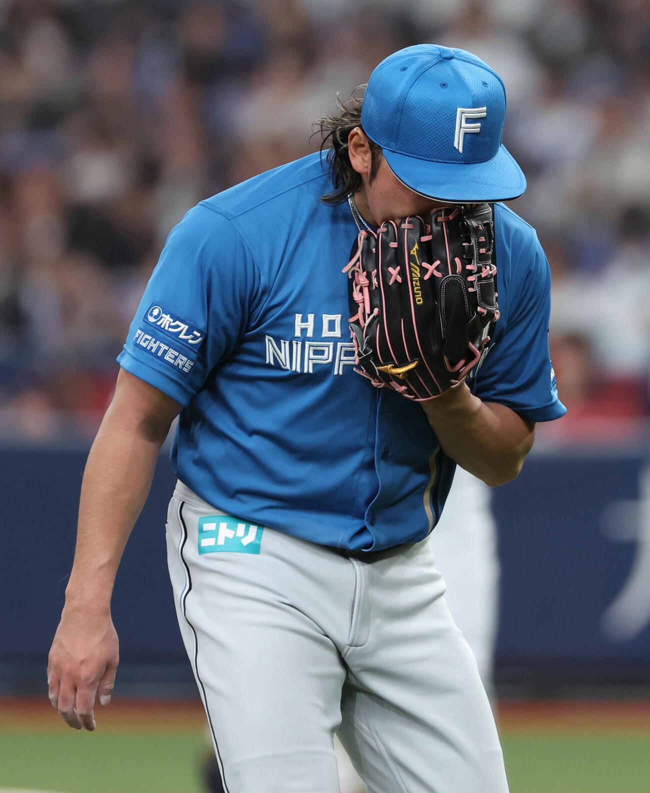 オリックス対日本ハム　7回を投げ終えた伊藤大海はグラブに向かって叫びながらベンチに戻る（撮影・西尾就之）
